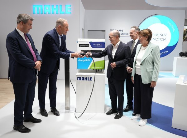 MAHLE na IAA Mobility 2023 Fotografija (s lijeva na desno): predsjednik Bavarske Markus Söder, izvršni direktor MAHLE-a Arnd Franz, savezni kancelar Olaf Scholz, savezni ministar prometa Volker Wissing, predsjednica VDA Hildegard Müller