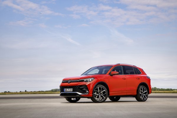 Volkswagen Tiguan (e-Hybrid) 'R-Line' (Persimmon Red boja)