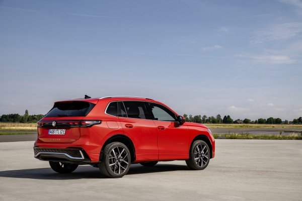 Volkswagen Tiguan (e-Hybrid) 'R-Line' (Persimmon Red boja)