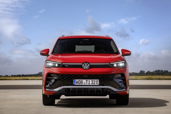 Volkswagen Tiguan (e-Hybrid) 'R-Line' (Persimmon Red boja)