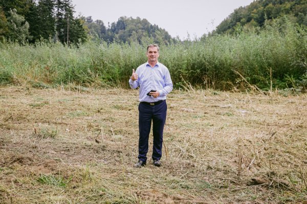 Milan Rezo na dnu Trakošćanskog jezera, prekrivenog visokom vegetacijom