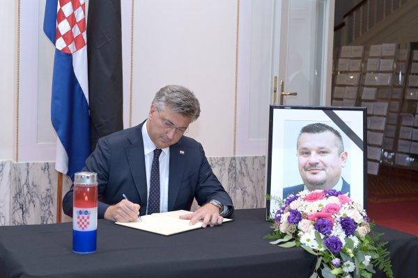 Plenković i Jandroković upisali se u knjigu žalosti zbog smrti zastupnika Perice, Šukera i Šimića