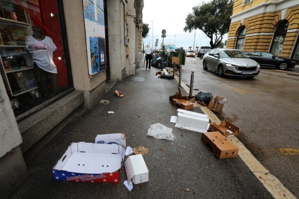 Gomilanje smeća na gradskim ulicama