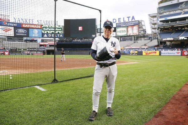 Ceremonijalno prvo bacanje na utakmici New York Yankeesa i Boston Red Soxa povodom 50. obljetnice Ralpha Laurena
