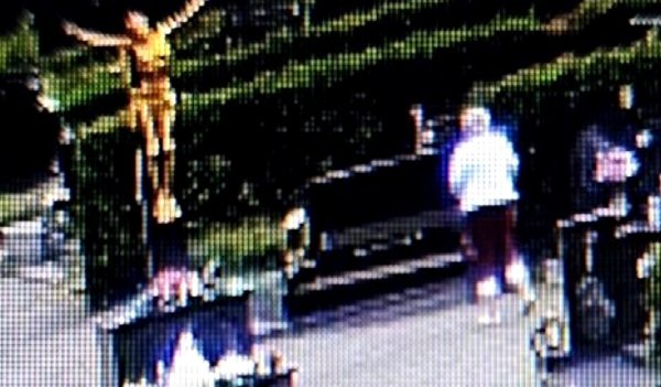 Ova žena krade s groba 12-godišnjaka. Uzme tegle, a cvijeće baci