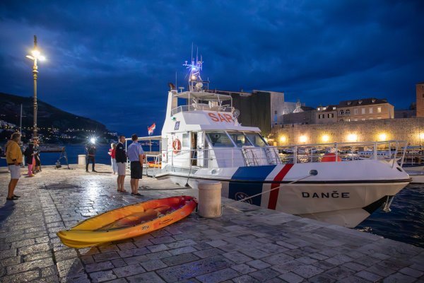 Policija nastavlja potragu za kajakašima, nakon što je njihov kajak nađen na suhom