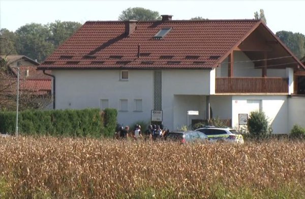 Drama u Ptuju: Muškarac pucao s balkona na policiju, kriza još traje
