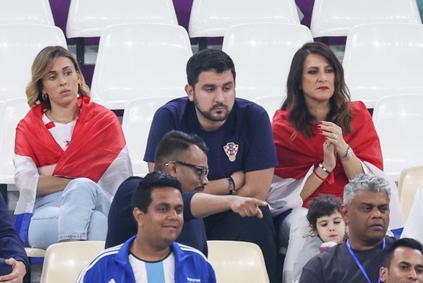 Toni Dalić s tada još uvijek djevojkom Ivom i majkom Davorkom u Kataru