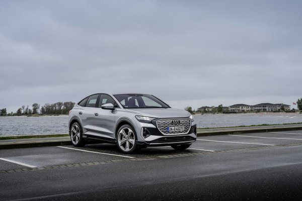 Q4 Sportback e-tron (boja Florett silver)