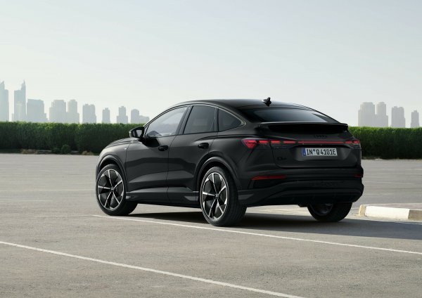Audi Q4 Sportback e-tron edition S line (boja Mythos black metallic)