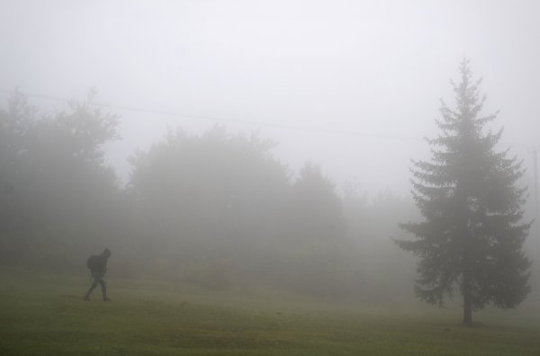 Migranti prelaze granicu preko Korane kod Slunja