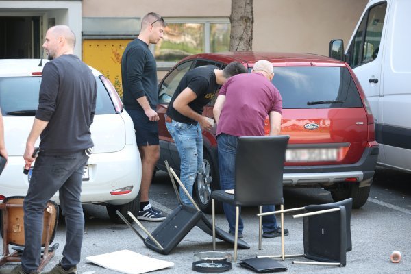 Rastrojeni muškarac pobacao stolice kroz prozor u Prečkom