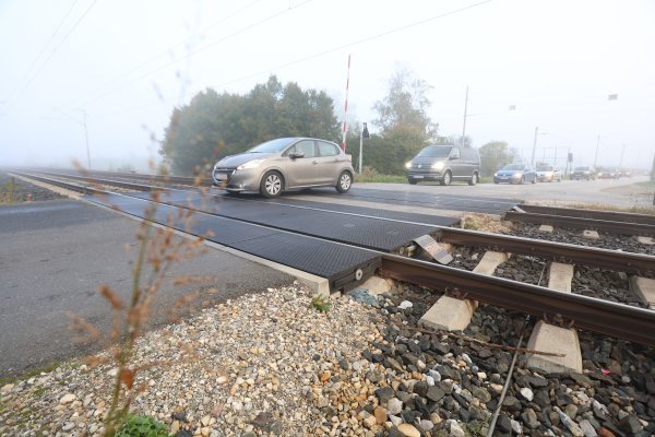 Teretni vlak naletio na osobni automobil