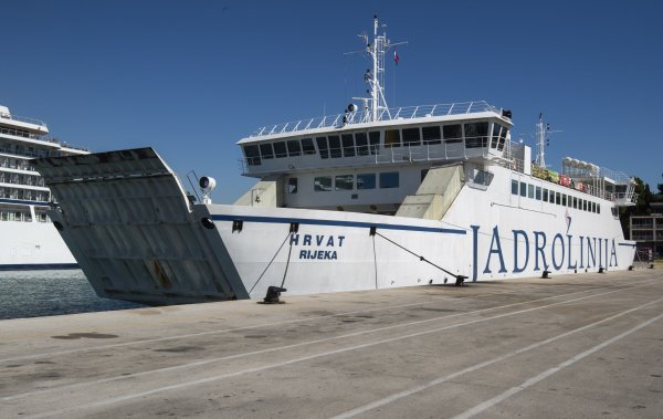 Sudar trajekta i katamarana u splitskoj trajektnoj luci