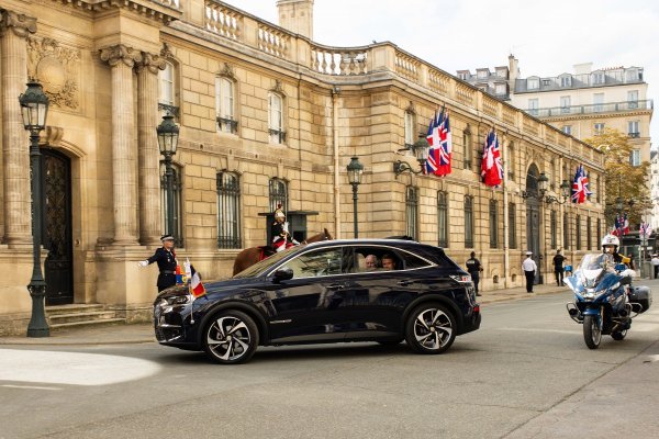 DS 7 u srcu parade na Champs-Élyséesu: Predsjednik Macron i kralj Charles III zajedno u luksuznom terencu