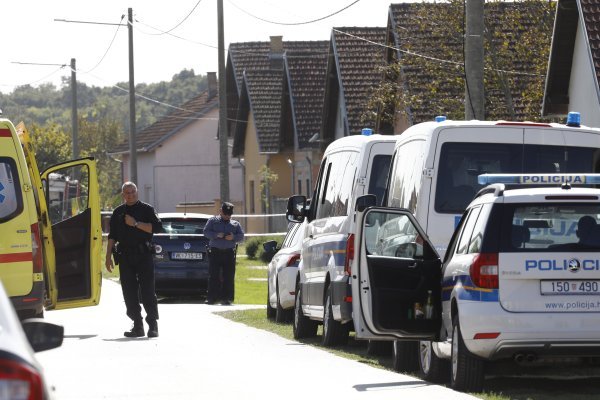 Muškarac gađao kuće molotovljevim koktelima