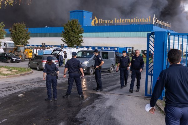 Požar u Osijeku: Radnici i policija ispred tvrtke 'Drava International'