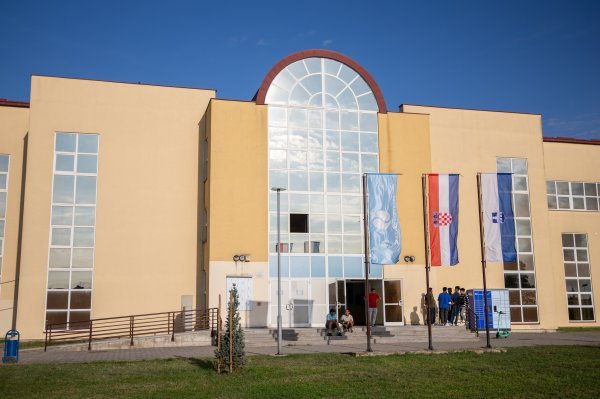 Osijek: Sportska dvorana gdje su evakuirani zaposlenici tvrtke Drava International