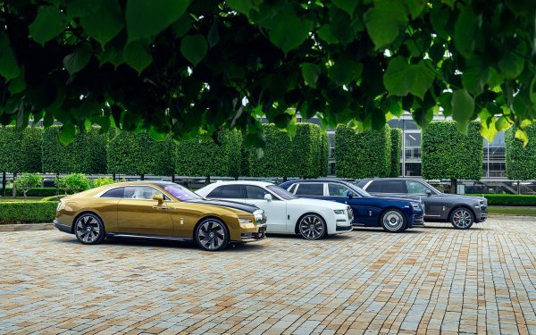 ROLLS-ROYCE SPECTRE, ROLLS-ROYCE GHOST, ROLLS-ROYCE PHANTOM i ROLLS-ROYCE CULLINAN (s lijeva na desno)