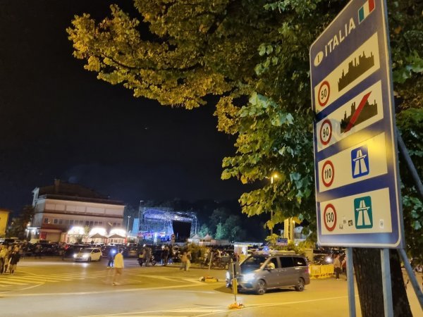 Granični prijelaz Rožna dolina / Casa Rossa s pozornicom u pozadini