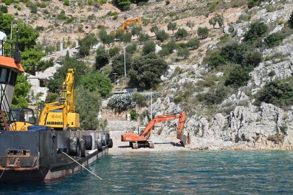 Rušenje bespravno izgrađenih objekata u uvali Vruja