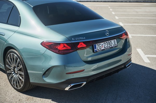 Mercedes-Benz E-klasa limuzina