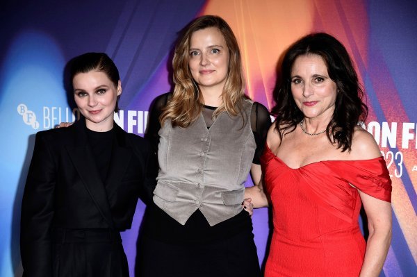 Lola Petticrew, Daina Oniunas-Pusić i Julia Louis-Dreyfus