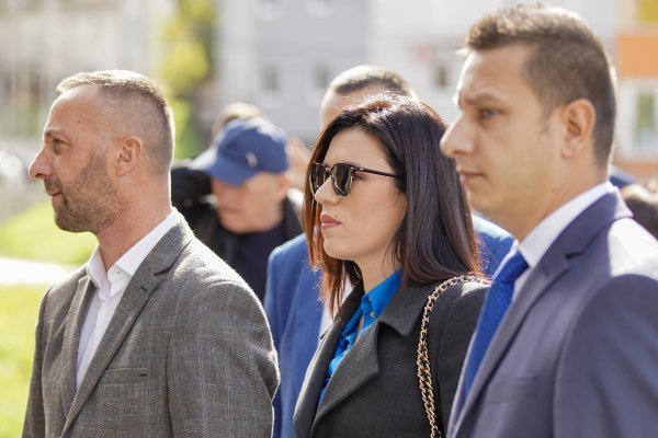 Zastupnici SNSD-a koji su došli na sud podržati Milorada Dodika