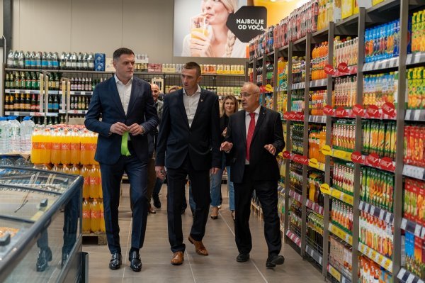 Investitor Željko Petković, gradonačelnik Vukovara Ivan Penava i Danijel Vidiš, član Uprave SPAR Hrvatska