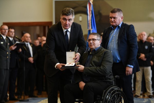 Milanović uručio odlikovanja hrvatskim braniteljima