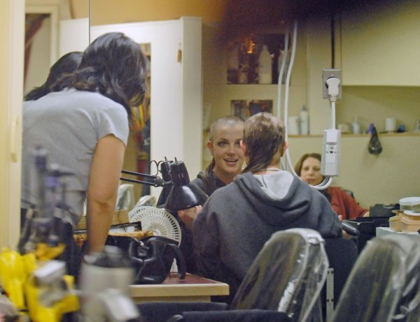 Britney u frizerskom salonu u Kaliforniji