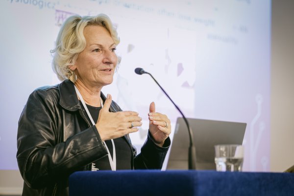 Karin Sernec na predavanju 'Imaju li i muškarci poremećaje hranjenja?'