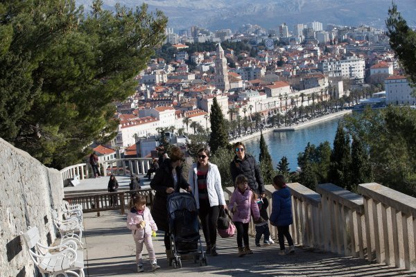 Prekrasan zimski dan privukao šetače na Marjan 01