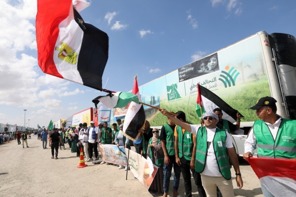 Kamioni s humanitarnom pomoći na graničnom prijelazu Rafah