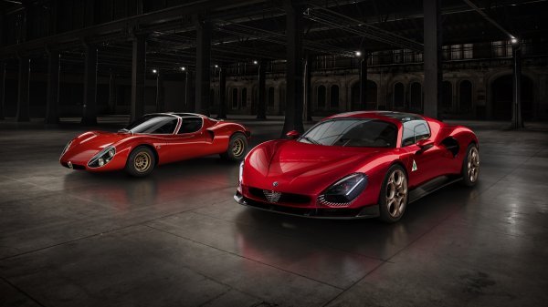 Novi Alfa Romeo 33 Stradale i Alfa Romeo 33 Stradale iz 1967. (lijevo)