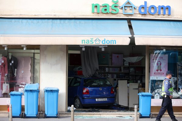 Zagreb: Autom uletio u trgovinu, dvoje ozlijeđenih