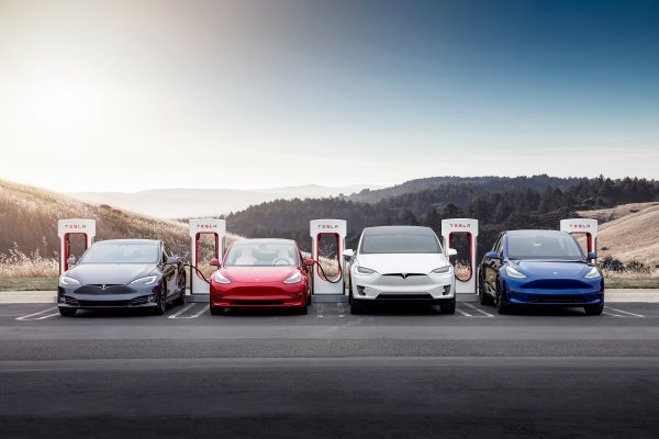 Tesla Supercharger: Model S, Model 3, Model X i Model Y (s lijeva na desno)