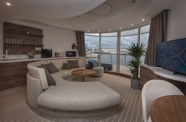 Porinuće prvog hrvatskog plutajućeg apartmana