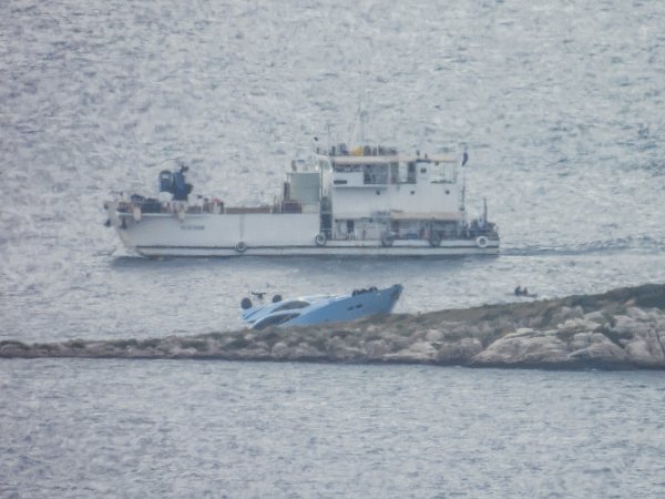 Na otočić Pijavicu nasukala se velika motorna jahta