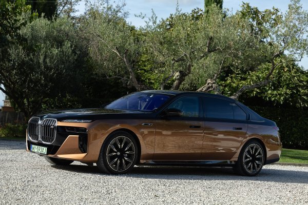 BMW i7 M70 xDrive (boja Liquid Copper / Saphire Black)