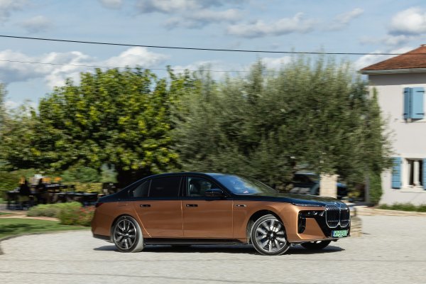 BMW i7 M70 xDrive (boja Liquid Copper / Saphire Black)