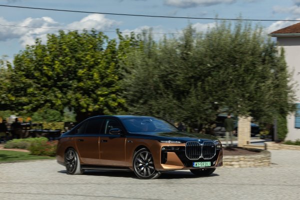 BMW i7 M70 xDrive (boja Liquid Copper / Saphire Black)