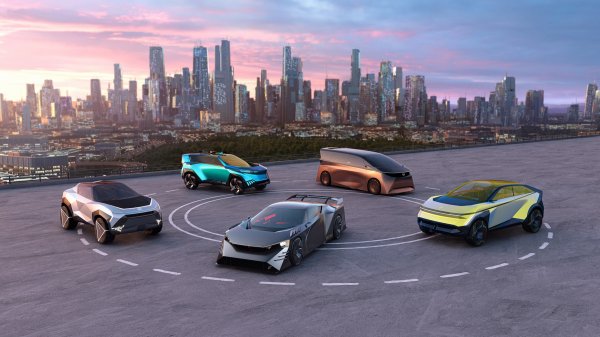 Nissanovih pet električnih koncepata:  Hyper Punk, Hyper Adventure, Hyper Force, Hyper Tourer i Hyper Urban crosover (s lijeva na desno)