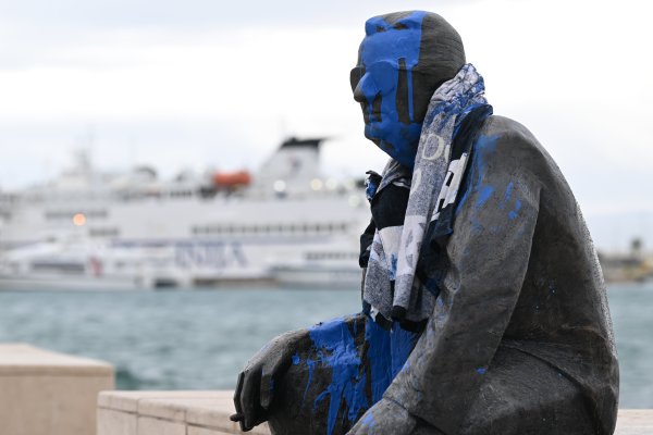 Bojom zaliven spomenik Miljenku Smoji