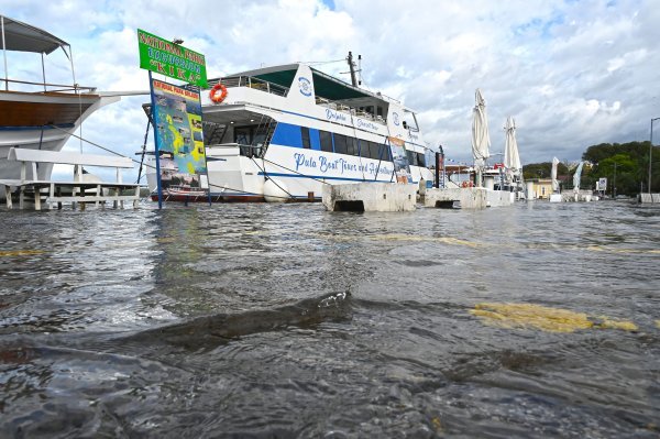 Jako jugo i uzburkano more podiglo je visoki plimni val na rivi