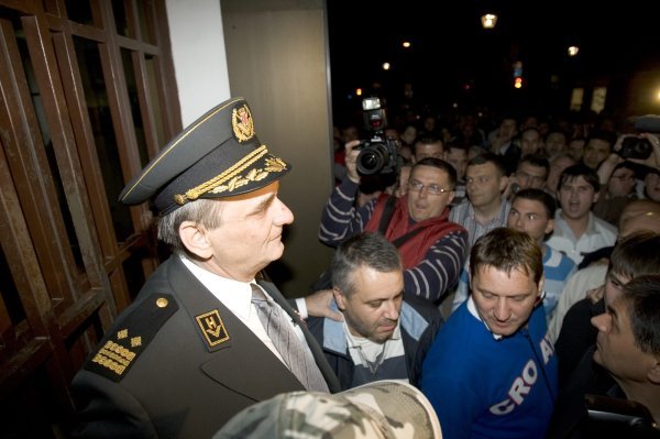 Glavašev odlazak u pritvor 2007.