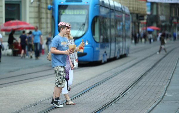 Sve više poklonika fast fooda (1)