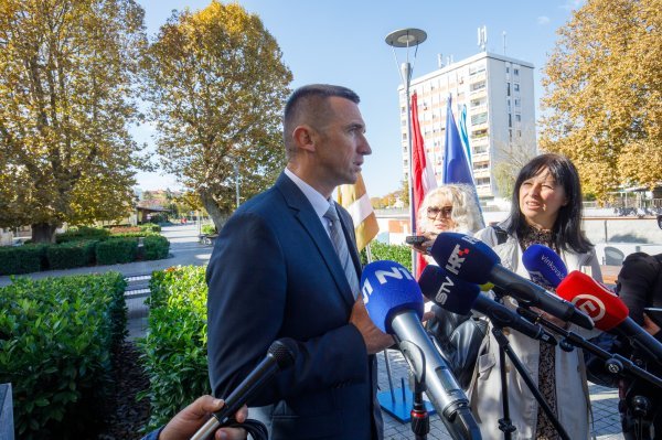 Ivan Penava na otvorenju spomen-ploče "Harrisonovo cvijeće"