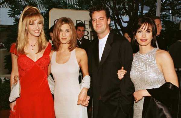 Matthew Perry u društvu Lise Kudrow, Jennifer Aniston i Courteney Cox