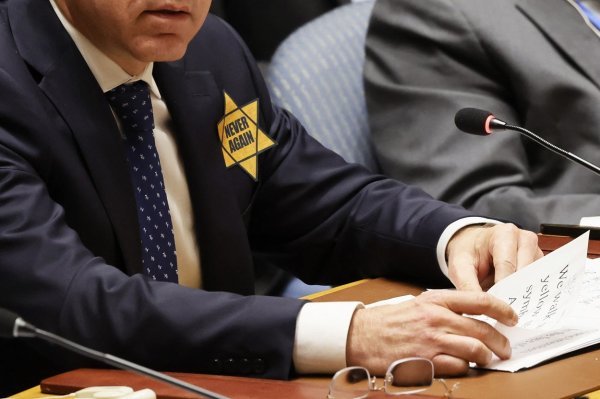 Gilad Erdan za žutom Davidovom zvijezdom u UN-u